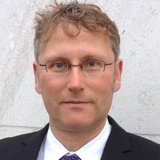 Dr. Raimund Schriek